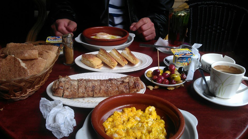 Un bon petit déjeuner traditionnel marocain